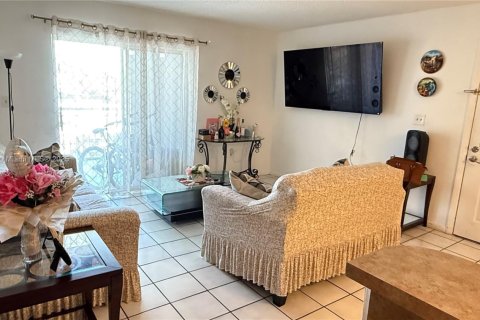 Condo in Cutler Bay, Florida, 2 bedrooms  № 1742275 - photo 1