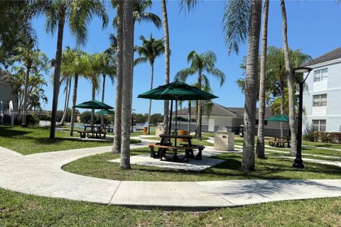 Condo in Cutler Bay, Florida, 2 bedrooms  № 1742275 - photo 16