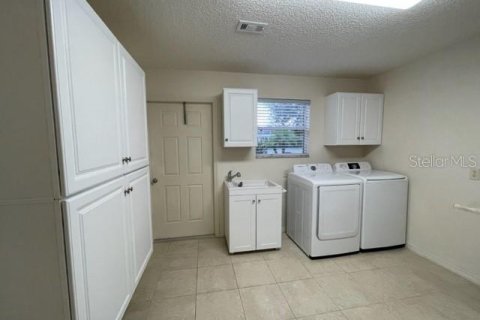 House in The Villages, Florida 2 bedrooms, 106.09 sq.m. № 2237719 - photo 14