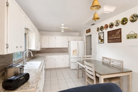 Villa ou maison à vendre à Port Charlotte, Floride: 2 chambres, 117.99 m2 № 2215409 - photo 4
