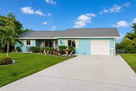 House in Port Charlotte, Florida 2 bedrooms, 117.99 sq.m. № 2215409