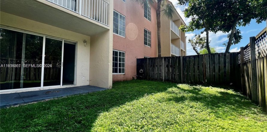 Кондоминиум с 1 спальней в Дорал, Флорида № 1995970