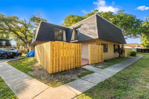 Condo in Miami, Florida, 2 bedrooms № 1982031 - photo 1