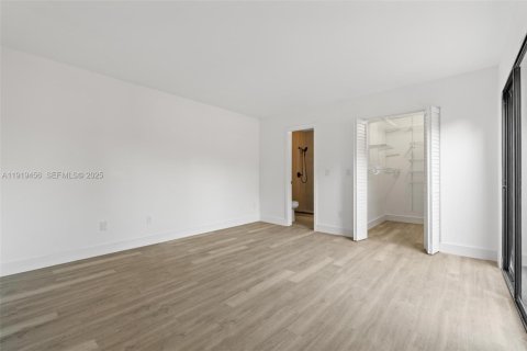 Condo in Miami, Florida, 2 bedrooms № 1982031 - photo 15