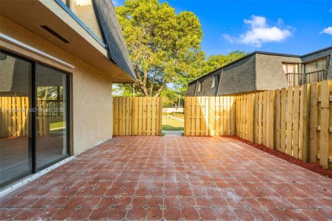 Condo in Miami, Florida, 2 bedrooms № 1982031 - photo 5