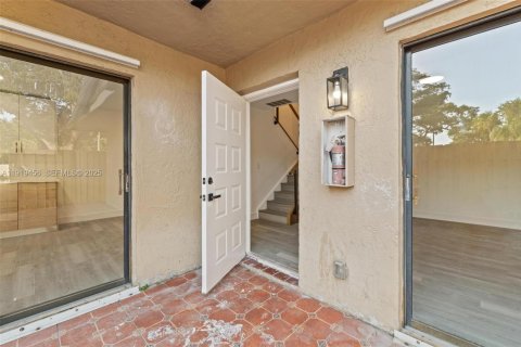 Condo in Miami, Florida, 2 bedrooms № 1982031 - photo 2