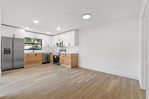 Condo in Miami, Florida, 2 bedrooms № 1982031 - photo 11