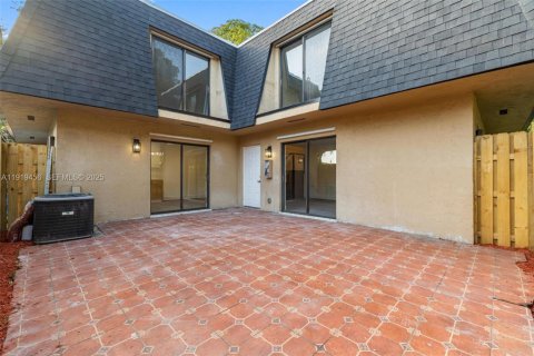 Condo in Miami, Florida, 2 bedrooms № 1982031 - photo 4