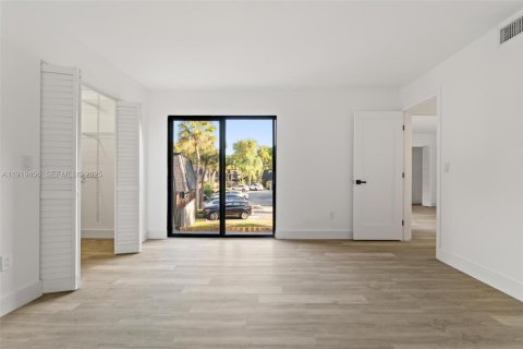 Condo in Miami, Florida, 2 bedrooms № 1982031 - photo 13