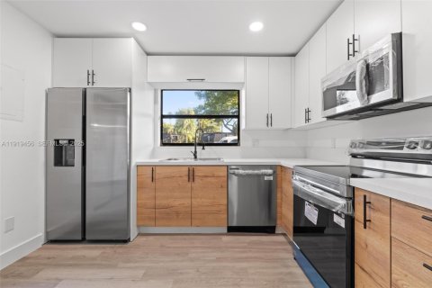 Condo in Miami, Florida, 2 bedrooms № 1982031 - photo 7