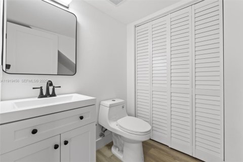 Condo in Miami, Florida, 2 bedrooms № 1982031 - photo 28