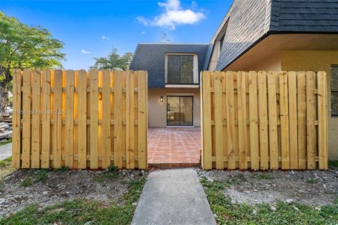 Condo in Miami, Florida, 2 bedrooms № 1982031 - photo 3