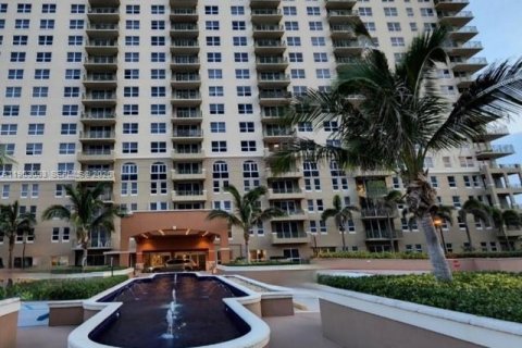 Condominio en alquiler en Hallandale Beach, Florida, 1 dormitorio, 70.61 m2 № 2025626 - foto 3
