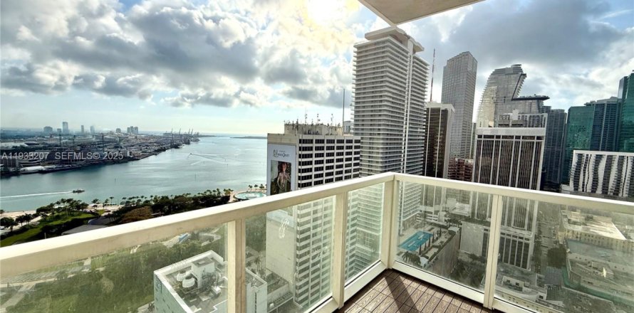 Кондоминиум с 2 спальнями в Майами, Флорида № 1991295