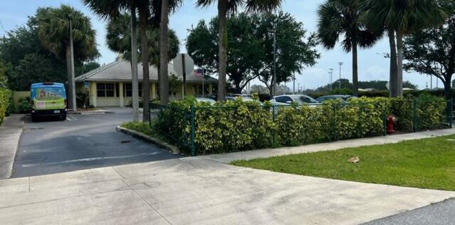 Commercial property in Boynton Beach, Florida № 1117902