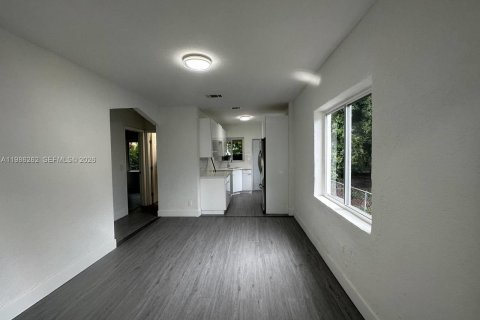 Casa en venta en Miami, Florida, 3 dormitorios, 74.32 m2 № 2047898 - foto 2