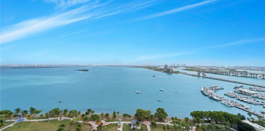 Кондоминиум с 3 спальнями в Майами, Флорида № 2046262