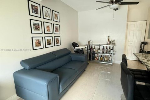 House in Miami, Florida 3 bedrooms, 146.97 sq.m. № 1683540 - photo 5