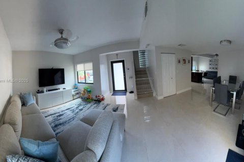 House in Miami, Florida 3 bedrooms, 146.97 sq.m. № 1683540 - photo 3