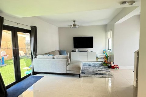 House in Miami, Florida 3 bedrooms, 146.97 sq.m. № 1683540 - photo 1