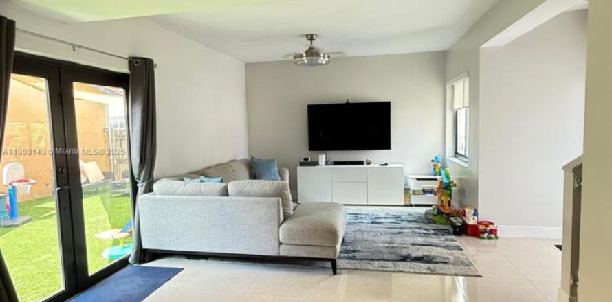 House in Miami, Florida 3 bedrooms, 146.97 sq.m. № 1683540