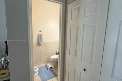 House in Miami, Florida 3 bedrooms, 146.97 sq.m. № 1683540 - photo 14