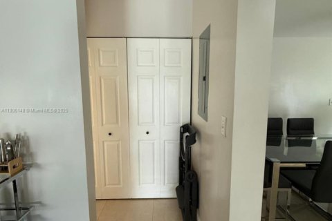 House in Miami, Florida 3 bedrooms, 146.97 sq.m. № 1683540 - photo 13