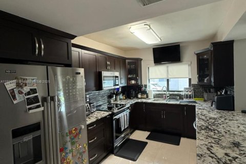 House in Miami, Florida 3 bedrooms, 146.97 sq.m. № 1683540 - photo 8