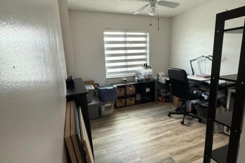 House in Miami, Florida 3 bedrooms, 146.97 sq.m. № 1683540 - photo 20