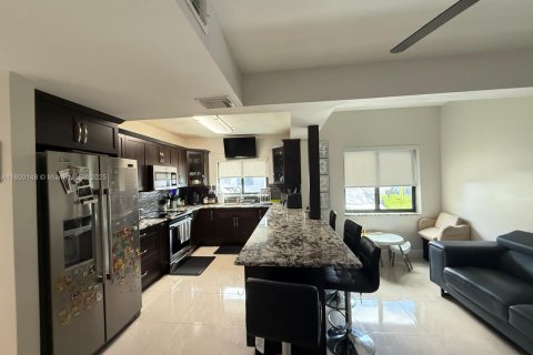 House in Miami, Florida 3 bedrooms, 146.97 sq.m. № 1683540 - photo 6