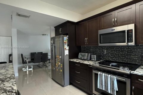 House in Miami, Florida 3 bedrooms, 146.97 sq.m. № 1683540 - photo 10