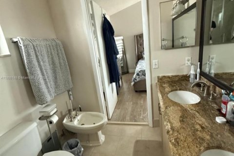 House in Miami, Florida 3 bedrooms, 146.97 sq.m. № 1683540 - photo 26