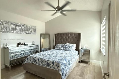 House in Miami, Florida 3 bedrooms, 146.97 sq.m. № 1683540 - photo 17