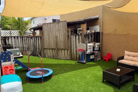 House in Miami, Florida 3 bedrooms, 146.97 sq.m. № 1683540 - photo 30