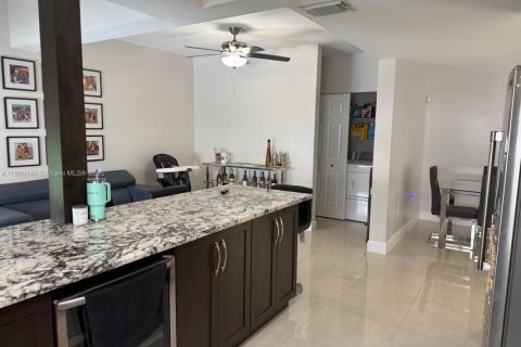 House in Miami, Florida 3 bedrooms, 146.97 sq.m. № 1683540 - photo 11