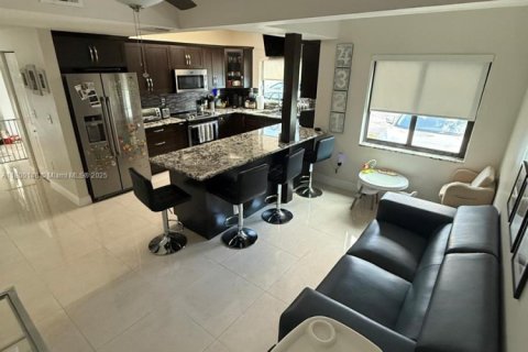 House in Miami, Florida 3 bedrooms, 146.97 sq.m. № 1683540 - photo 9