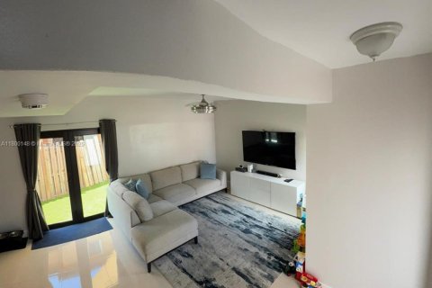 House in Miami, Florida 3 bedrooms, 146.97 sq.m. № 1683540 - photo 4
