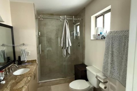 House in Miami, Florida 3 bedrooms, 146.97 sq.m. № 1683540 - photo 25
