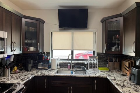 House in Miami, Florida 3 bedrooms, 146.97 sq.m. № 1683540 - photo 12