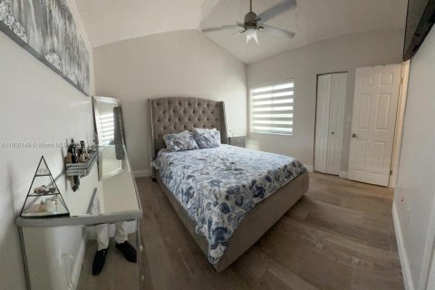 House in Miami, Florida 3 bedrooms, 146.97 sq.m. № 1683540 - photo 18