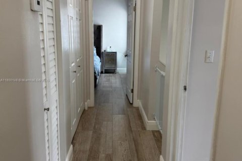 House in Miami, Florida 3 bedrooms, 146.97 sq.m. № 1683540 - photo 28