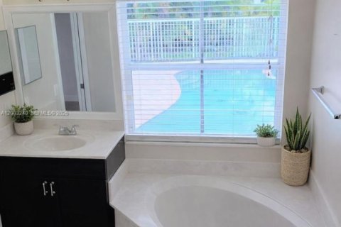 House in Weston, Florida 3 bedrooms, 141.4 sq.m. № 2069706 - photo 17