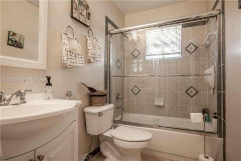 House in Weston, Florida 3 bedrooms, 141.4 sq.m. № 2069706 - photo 20