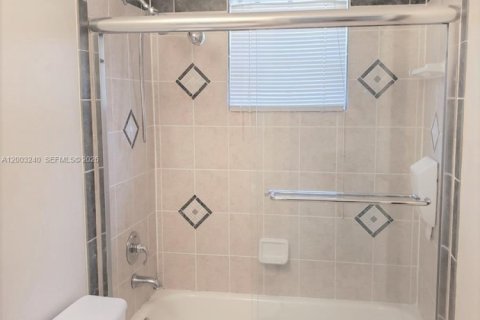 House in Weston, Florida 3 bedrooms, 141.4 sq.m. № 2069706 - photo 21