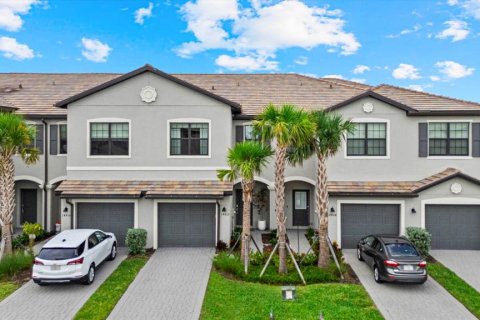 Townhouse in Lakewood Ranch, Florida 3 bedrooms, 178.84 sq.m. № 1911820 - photo 2