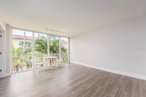 Condo in Clearwater, Florida, 2 bedrooms  № 2210746 - photo 9