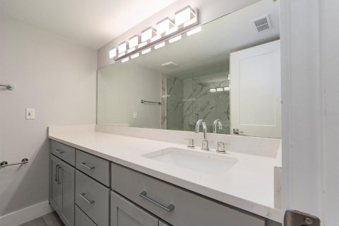 Condo in Clearwater, Florida, 2 bedrooms  № 2210746 - photo 16