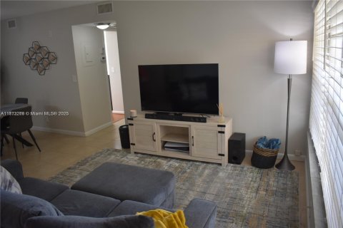 Condo in Coral Springs, Florida, 2 bedrooms  № 1758844 - photo 5