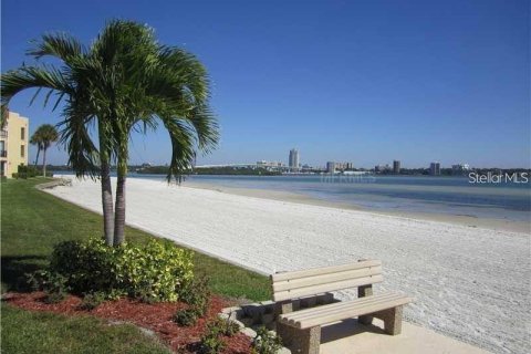 Condo in Clearwater, Florida, 2 bedrooms № 2215180 - photo 12