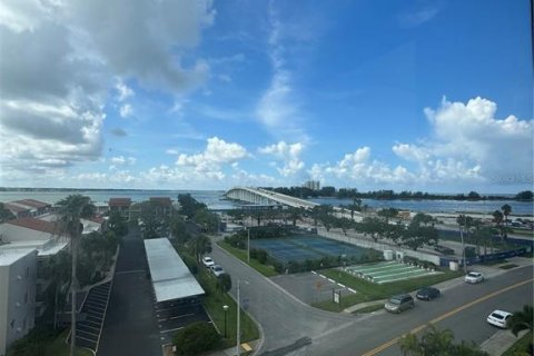 Condo in Clearwater, Florida, 2 bedrooms № 2215180 - photo 9